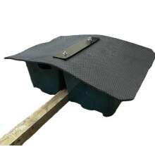 Combifeeder med tv trg, en svart gummiduk och en trstolpe, monterad fr utfodring p bete