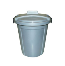 Gr fodertunna med lock, brhandtag och tv svarta spnnen p sidorna fr frslutning