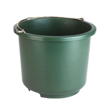 Grn plastspann med metallhandtag, rymmer cirka 12 liter.