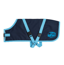 Bltt kalvtcke med ljusbl kantband och spnnen, tryckt med Grdsservice-logotyp.