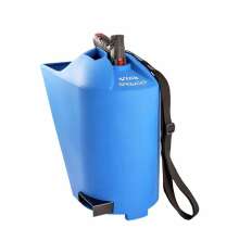 Bl Vink foderspridare med brrem och handtag, anvnd fr att sprida foder till kalvar och smdjur