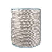 Spole med vitt utgdslingsrep i polyester fr stall och lantbruk, slitstark lina fr gdseltransport.