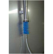 Flexskaft i aluminium med bl nylonborste monterad p vgg  effektivt redskap fr rengring i stall och lantbruk