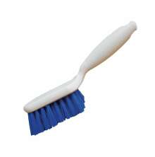 Hrd handdiskborste med bl borst och vitt handtag fr rengring i stall och lantbruk