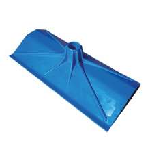 Bl gdselskrapa i plast med gummilist, fr effektiv rengring av stallgngar och ladugrd inom lantbruk