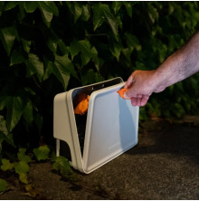 Goodnature fngstlda frn Gallagher som placeras utomhus, person som justerar locket med orange handtag