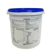 Vit hink med bltt lock innehllande Hydrafeed vtskeersttning fr kalvar  5 kg kosttillskott som stabiliserar vtske- och elektrolytbalansen vid diarr och vtskefrlust inom lantbruket.