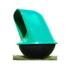 MineralRocker mineralfodertrg i grnt och svart, med vlvd botten och skyddande toppkpa placerad p grs