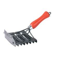 Fintandad ryktskrapa i metall med ergonomiskt handtag, anv�nds f�r reng�ring och p�lsv�rd av h�st och n�tkreatur