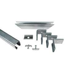 Galvaniserade st�lprofiler och monteringsdetaljer till Henderson Portram Versa-Frame, inklusive U-profil, skena, v�ggkonsoler och bultar, fotograferade mot vit bakgrund.