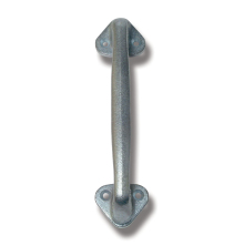 Silverf�rgat b�ghandtag i f�rzinkat j�rn med fyra f�rborrade skruvh�l, avsett f�r montering p� d�rr eller port.