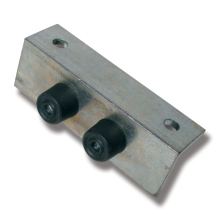 Henderson Golv- och V�ggstopp Dubbel 107 i f�rzinkat st�l med tv� svarta gummibuffertar och tv� f�rborrade monteringsh�l f�r v�ggmontering.