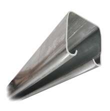 Galvaniserad l�pskena 301H i kraftig U-profil f�r skjutport.