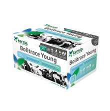 F�rpackning av Bolitrace Young fr�n Kersia, mineralbolus f�r unga n�tkreatur, med tydlig m�rkning och bilder p� kalvar p� vit bakgrund