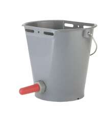 Gr� plastspann f�r kalvmatning med en r�d gumminapp n�ra botten och ett metallhandtag p� sidan, mot vit bakgrund.