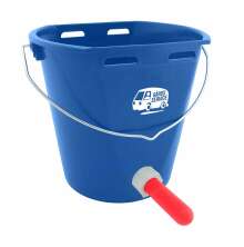 Bl� plastspann f�r kalvmatning med r�d gumminapp n�ra botten och metallhandtag, mot ljus bakgrund.