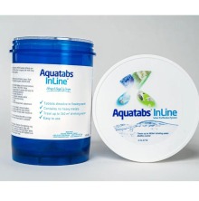 Bl� beh�llare och vitt lock med Aquatabs InLine, ett vattenreningssystem f�r desinfektion av dricksvatten och kontroll av biofilm i vattenledningar.