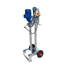 Spaltmixer f�r stall och lantbruk med kraftig elmotor och hjul, effektiv omr�rare f�r g�dsel och v�tskor
